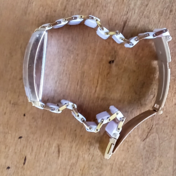 Pale pink ceramic watch - Picture 4 of 9